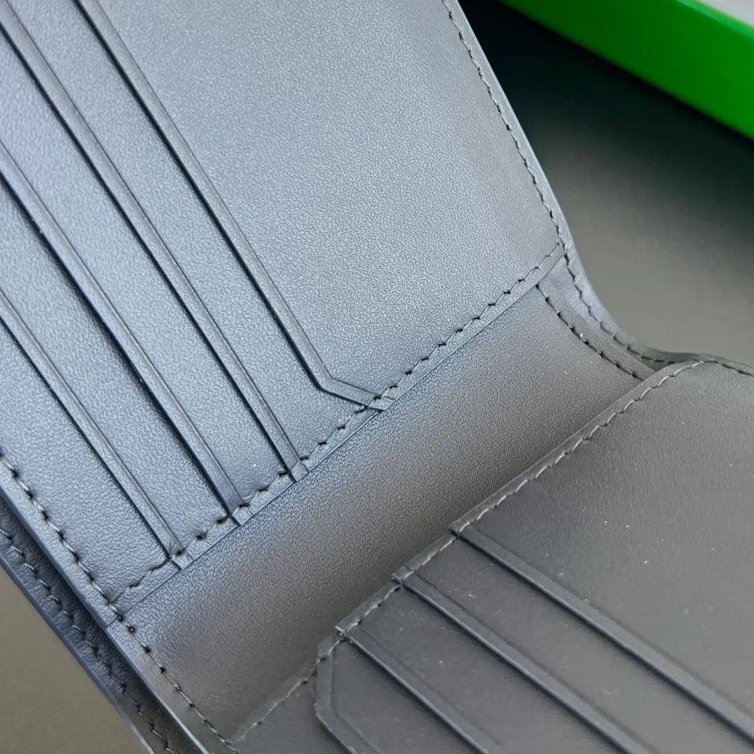 BV's new 796966 woven Piccolo Bi-Fold bi-fold wallet. Fine woven design. Fashionable and classic coexist. Classic calfskin feel. Needless to say, bi-fold short wallet. Intimate design. 8 card slots are enough for daily use. One banknote layer and two extra pockets for change, banknotes and cards to keep your storage organized. P560 Size9.5*11*0.5cm